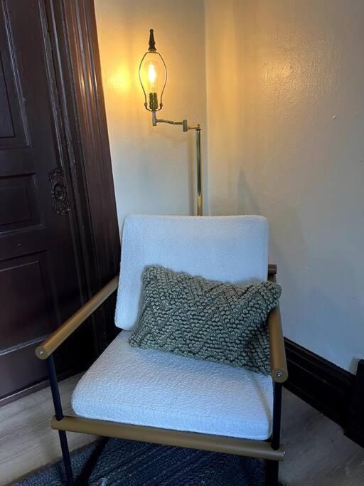 Appartamento Charming Duplex On Quiet Street Saint Louis Esterno foto